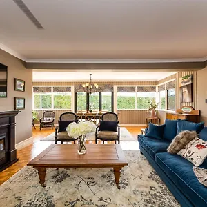  Holiday home Hedge House - Luxury, Space, Style, Great Location Australia